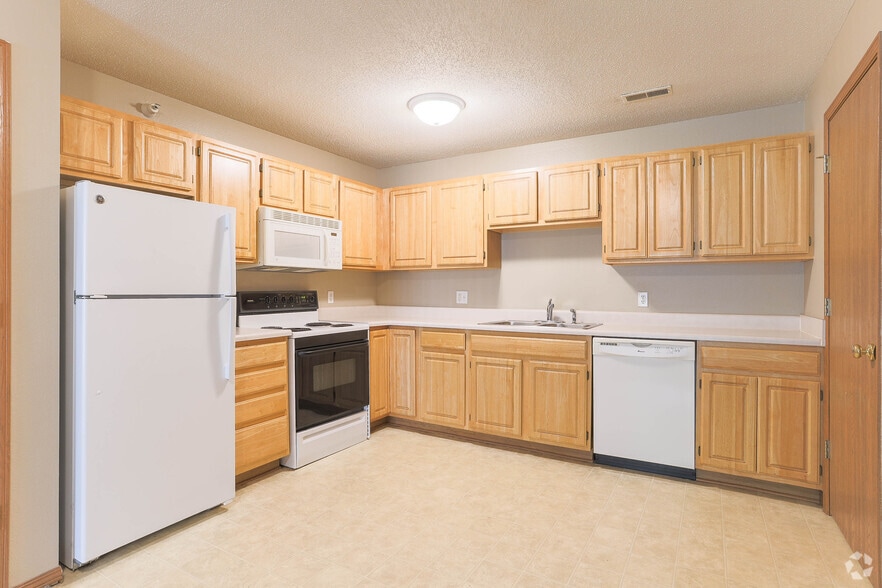 2BR, 2BA - 22B - Deerfield Apartments Council Bluffs