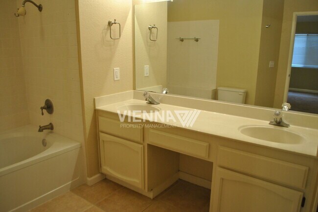 Building Photo - 4073 N Country Dr