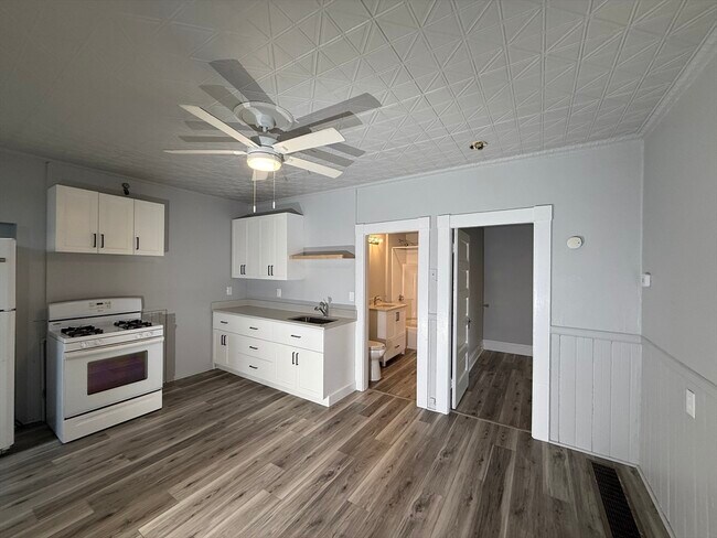 Building Photo - 227 White St