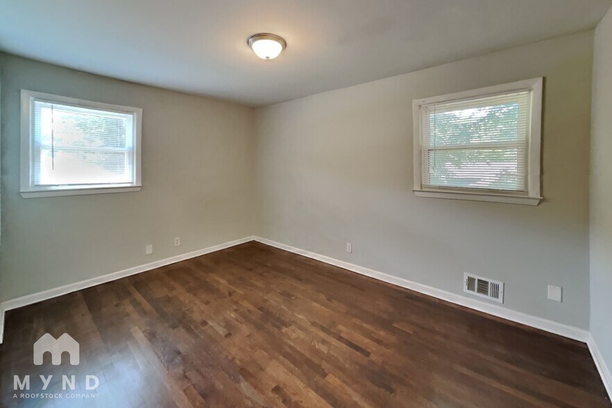 Building Photo - 2715 Carriage Ln