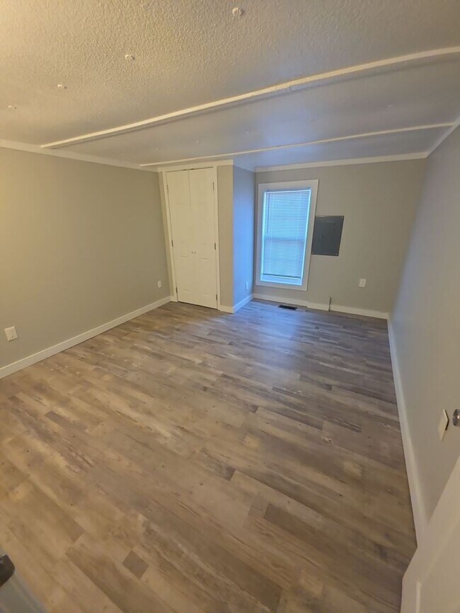 Building Photo - 3-Bedroom Single-Family Home with Hardwood Floors and Carport in Sparta