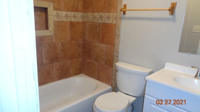 Building Photo - Centrally Located Fort Walton Beach Home with Great Base Accessibility!
