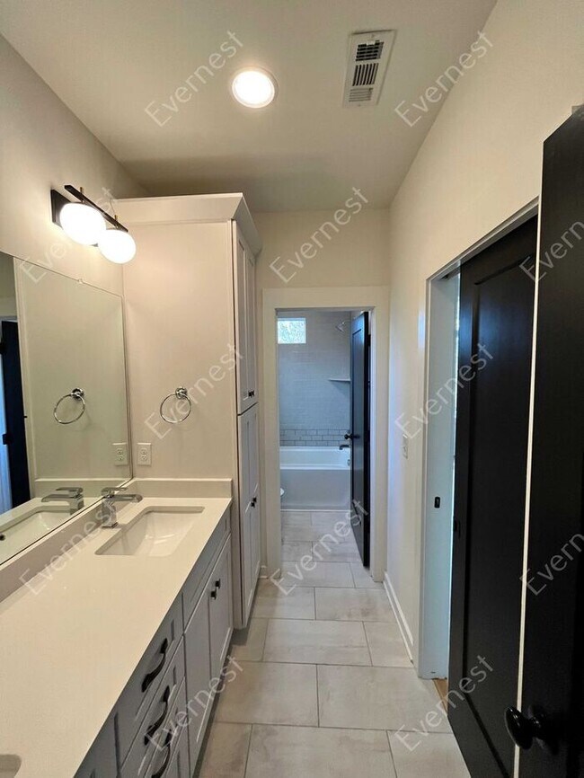 Building Photo - 4-Bedroom Home with Modern Comforts in a P...