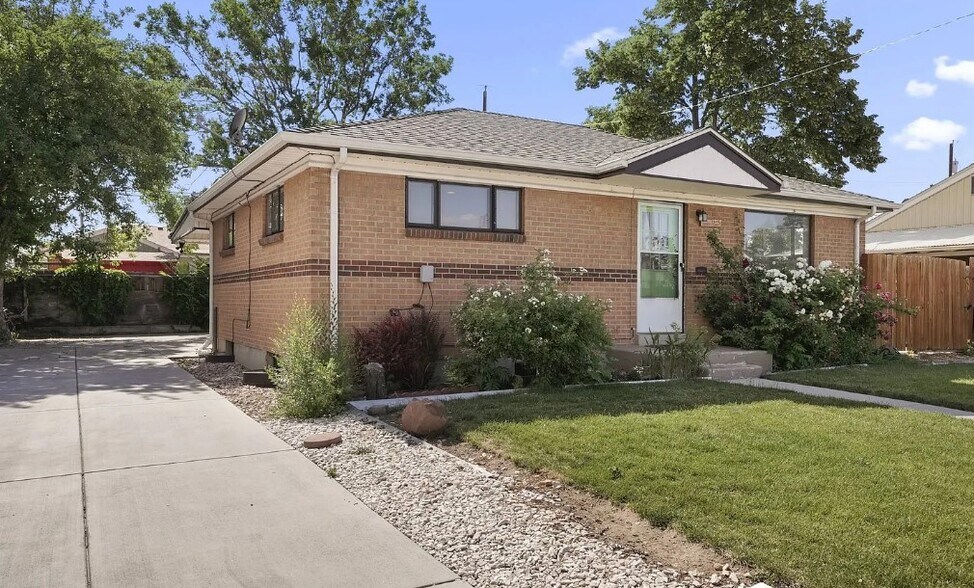 Driveway to the Over Sized two (2) car garageLovely Rose bushes and well-manicured Lawn - 7141 Quivas