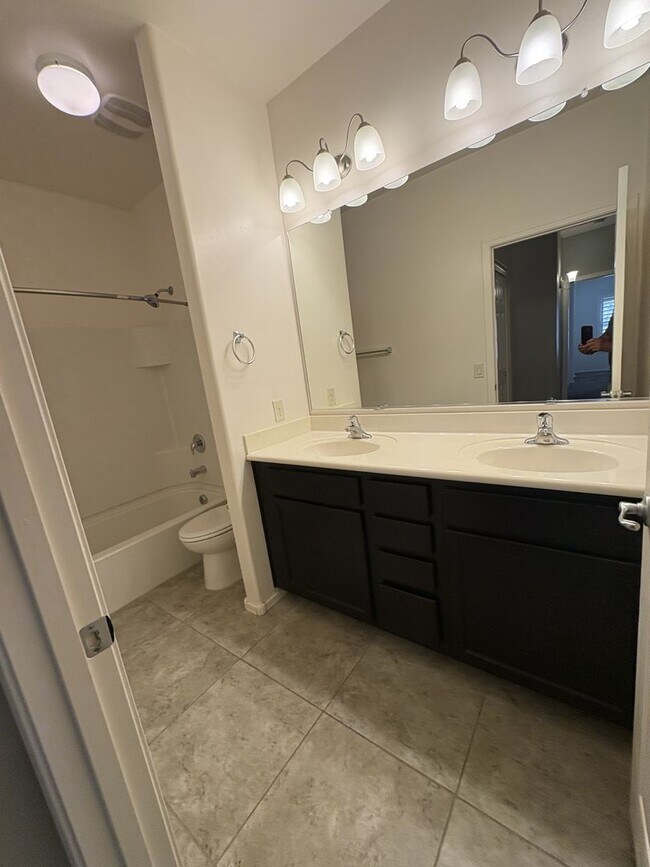 Building Photo - 4 bedroom plus Den 3 car garage with sparkling pool Vail School District