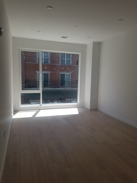 Building Photo - 425 3rd St