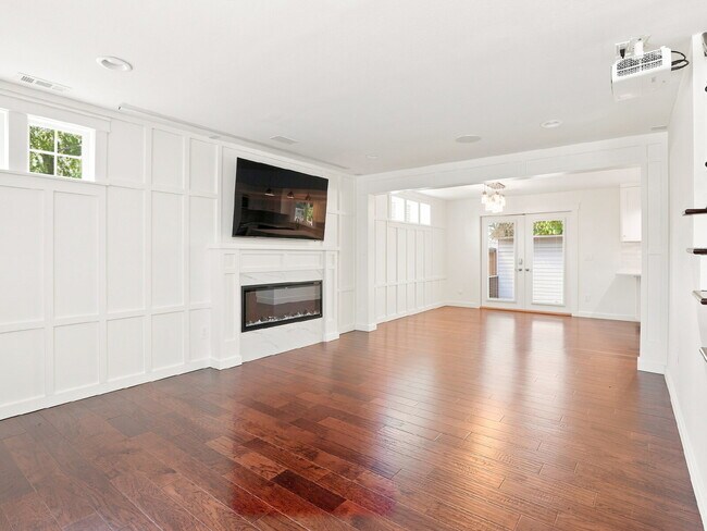 Building Photo - 4 Bedroom PLUS Above Garage Bonus Room in Bothell! Air Conditioned!