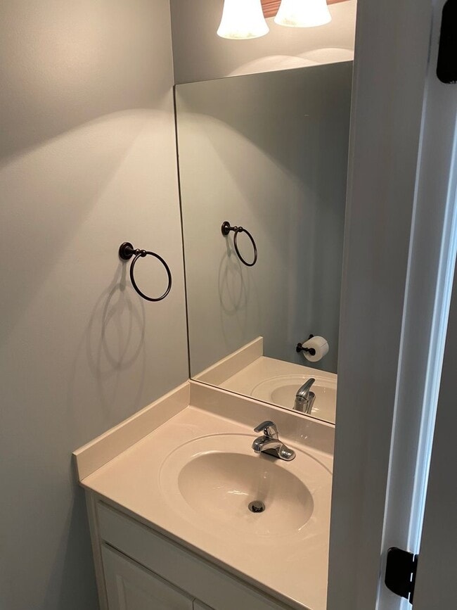 Building Photo - Eastside Townhome