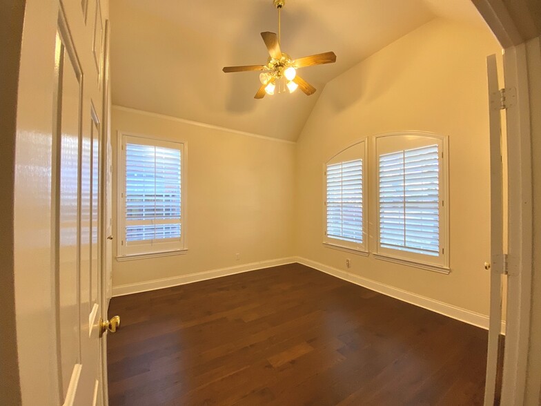 Guest Bedroom - 176 Bricknell Ln