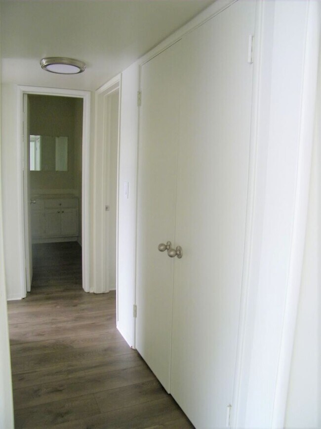 Building Photo - 2bed/2bath AVAILABLE NOW