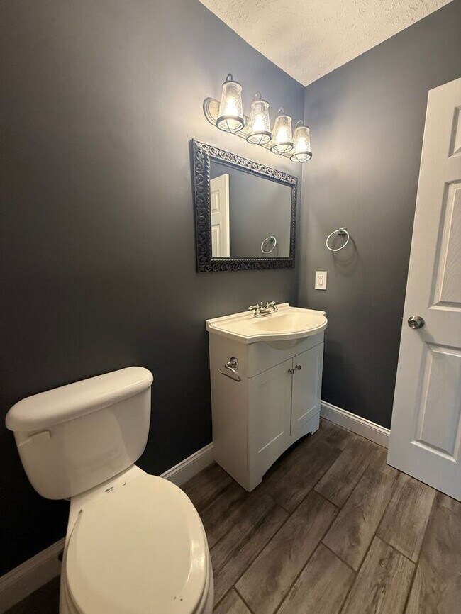 Building Photo - Cute Two Bedroom House in Donelson - Garage & Fenced Backyard