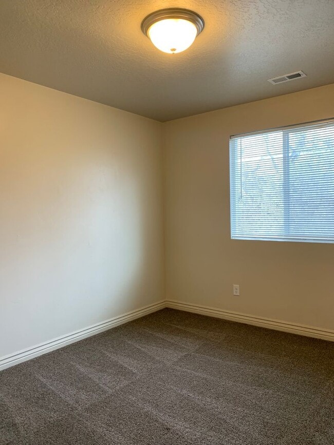 Building Photo - 3 Weeks Rent Free! | Spacious 3 Bed 2.5 Bath Townhome in West Haven | Garage + Pool Community Ame...
