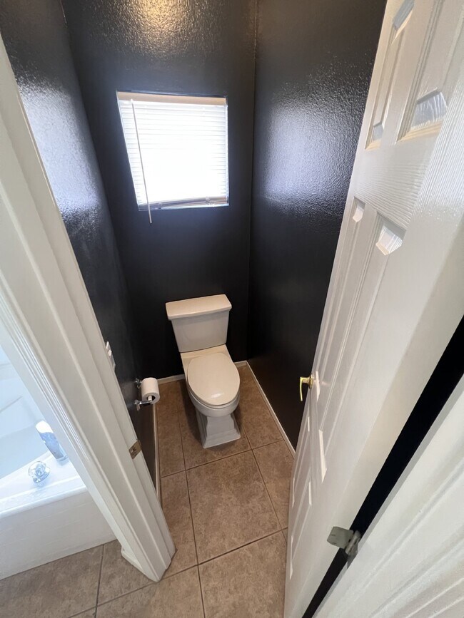 Building Photo - 3BDRM 2BA Residential home with pool for rent in Goodyear!