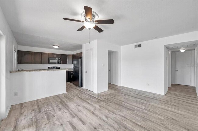 Building Photo - 108 Pompano Dr SE