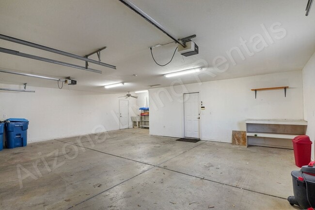 Building Photo - CUL-DE-SAC POOL HOME!