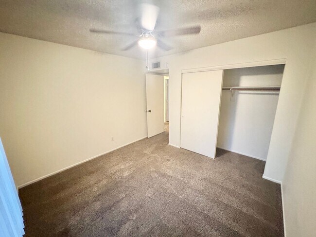 Building Photo - 3 Bedroom / 2 Bath Single Level Home In Gl...