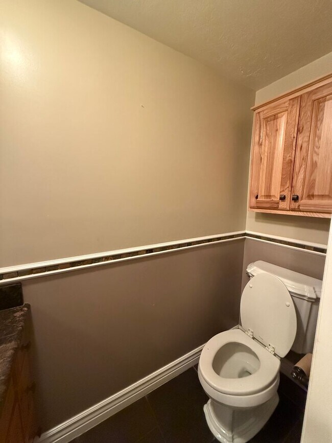 Building Photo - Spacious 5-Bedroom Home in Clinton!