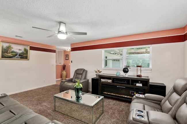 Building Photo - Beautiful 4/3 home With Attached Mother In...