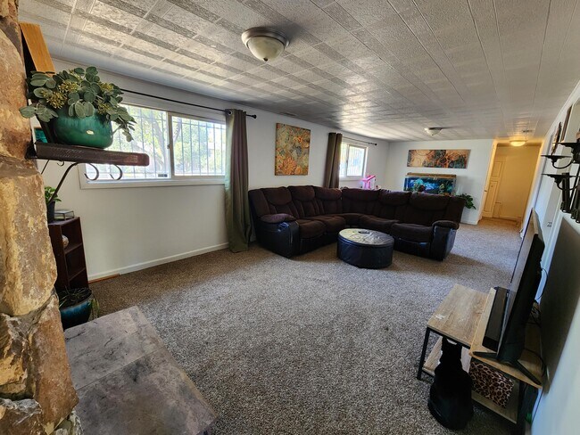 Building Photo - 605 Raemar Dr