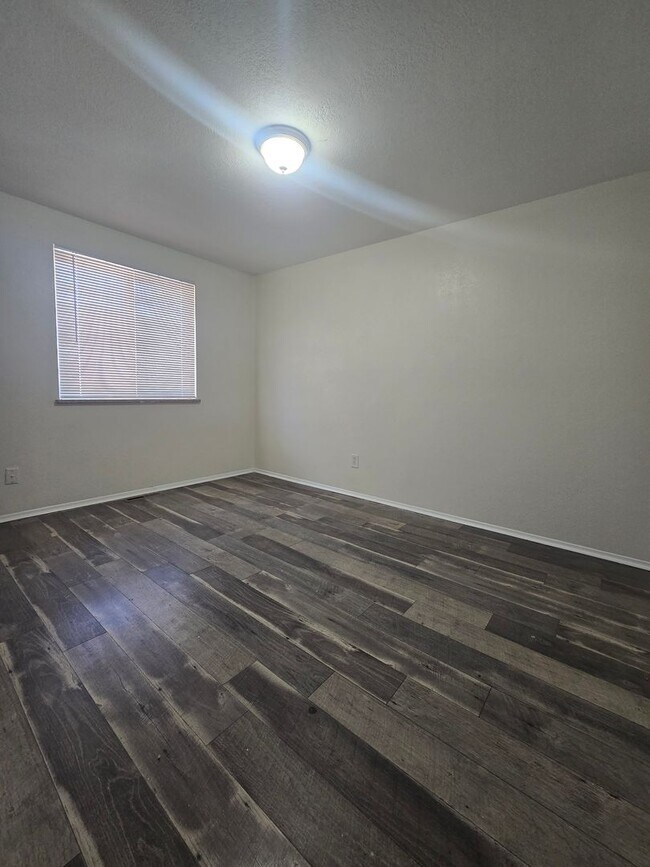 Building Photo - 3 Bed, 1 Bath Duplex Available Now in Aurora