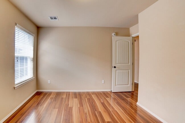 Building Photo - Tulsa Beauty Available Beginning of Januar...