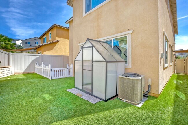 Building Photo - Fallbrook Two Weeks FREE Beautiful Horse Creek Ridge Spacious 3 Bed / 2.5 Bath Home with Solar