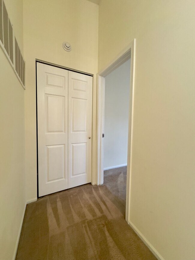 Building Photo - Spacious 4Bed/3.5Bath in Woodlawn