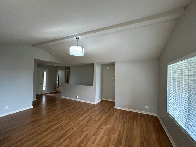 Building Photo - Beautiful Townhome in the popular Vavrina ...