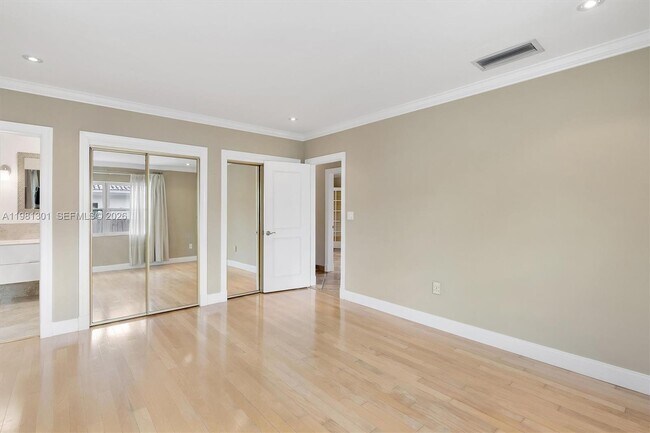 Building Photo - 300 187th St