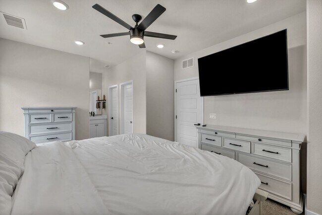 Building Photo - Fully Furnished Modern Townhome with utilities included and flexible lease options available
