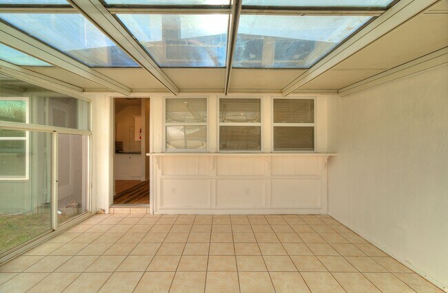 Building Photo - Great Freshly updated 3 bed 2 bath!