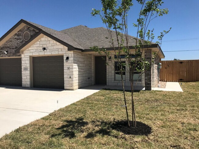 Building Photo - 2 bed/2 bath duplex text 201-231-7228 for info