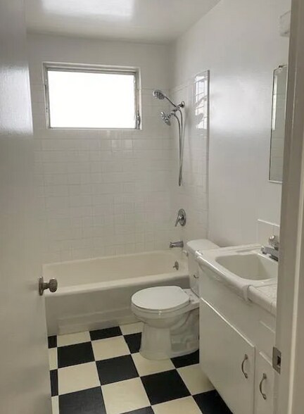 Building Photo - 3834 Mentone Ave