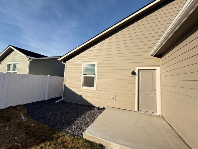 Building Photo - Brand New Post Falls Home!!