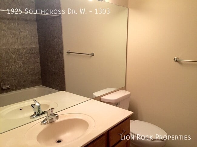 Building Photo - 1925 Southcross Dr W
