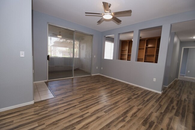 Building Photo - First Floor Condo in Green Valley!