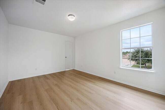 Building Photo - 210 Waterlily Way