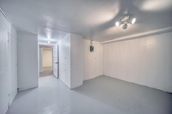 Building Photo - 225 E 25th St