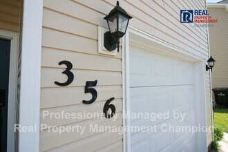 Building Photo - Beautiful Townhome with Open Floorplan and Covered Patio