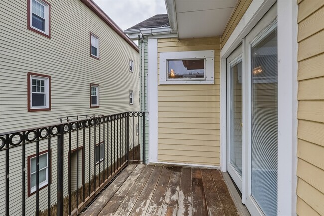 Building Photo - 571 Somerville Ave