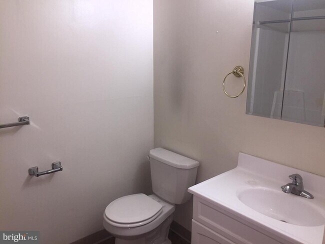 Building Photo - 1114 Easton Rd