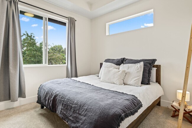 Building Photo - 6417 N Greenley Ave #4