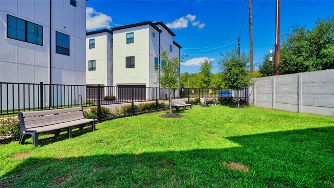 Building Photo - 2720 Grand Fountains Dr