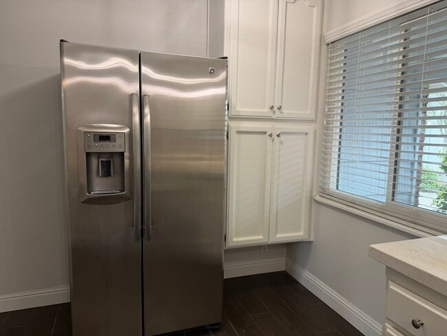 Building Photo - Adorable 3 bedroom 1.5 bath home garden setting