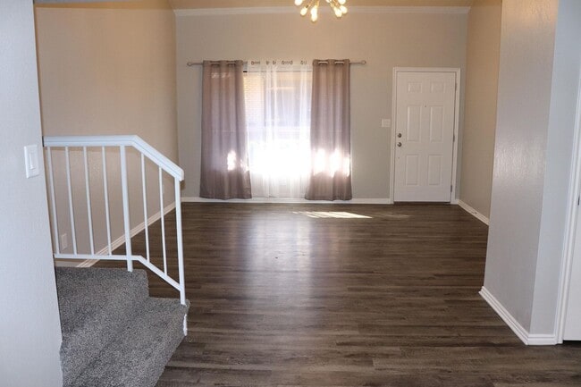 Building Photo - Beautiful remodeled 3 bedroom 2.5 bathroom in down town St George!