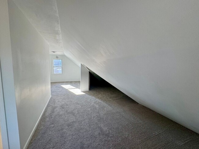 Building Photo - UPDATED 3 bed, 2 1/2 bath in central Lincoln