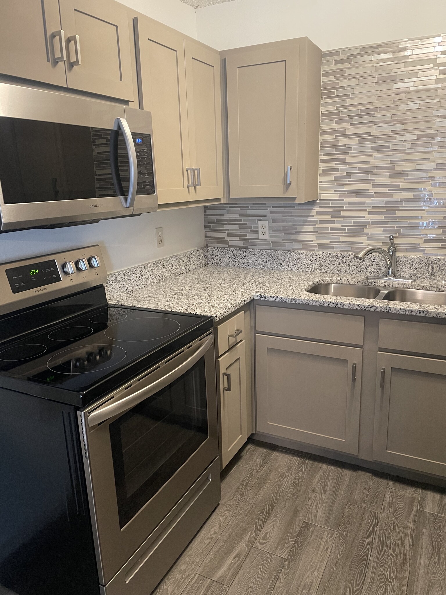 Building Photo - 502 SE Lee Haven Dr