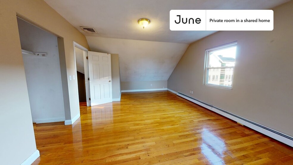 Building Photo - Private bedroom in 4 bed/1.5 bath Home