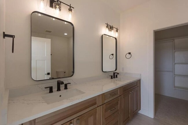 Building Photo - Newer Duplex in Quiet Neighborhood