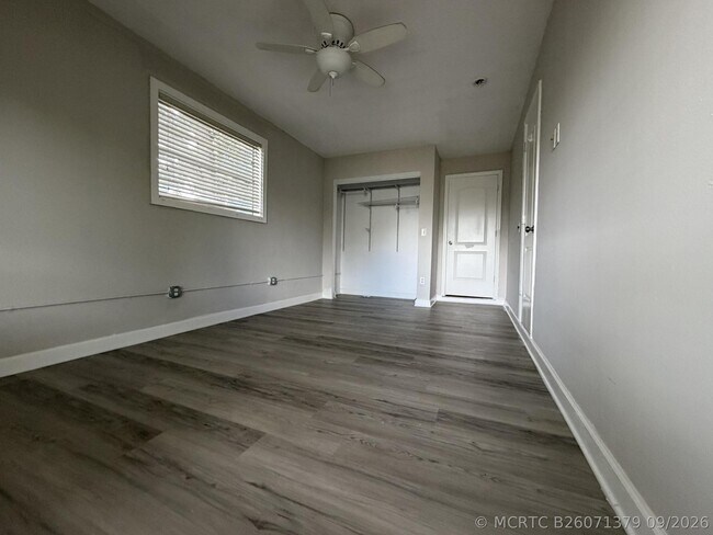 Building Photo - 1633 SE Arapaho Ave